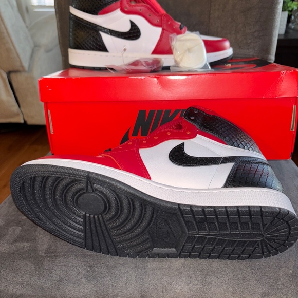 NIB NEW Women’s Nike Air Jordan 1 Retro High OG Satin Snake Sneakers 11 - Picture 6 of 6